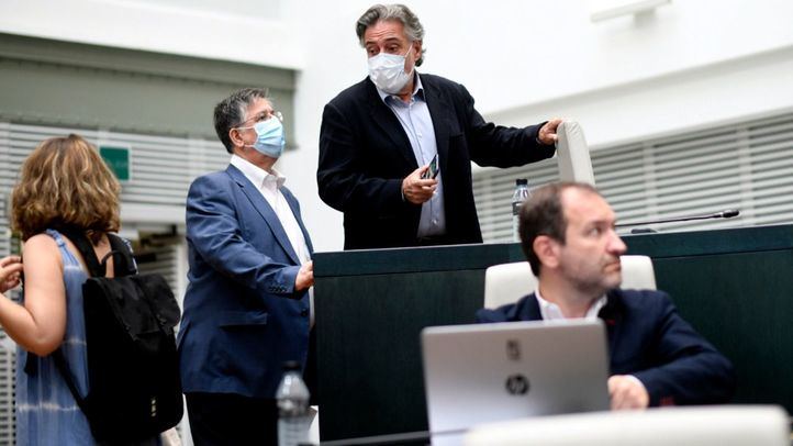 El portavoz socialista en el Ayuntamiento de Madrid, Pepu Hernández (d), durante la sesión plenaria en el Palacio de Cibeles.