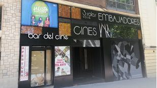 Los cines Embajadores aplazan su apertura tras un incendio en el bloque del local