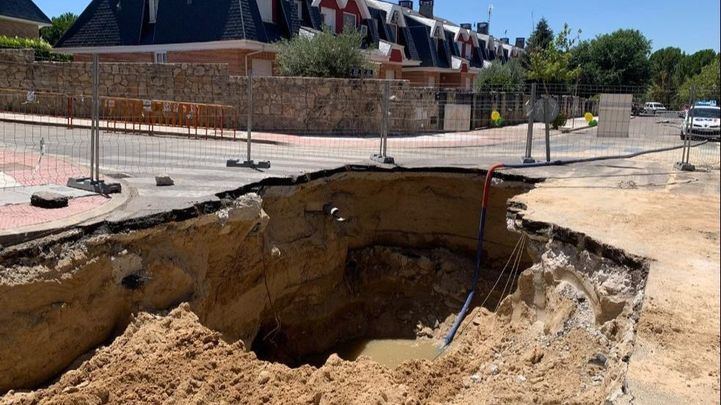 Una fuga de agua en la red de alcantarillado obliga a cortar la calle Sierra de Guadarrama en Arroyomolinos
