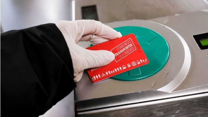 Un usuario de Metro valida la tarjeta de transporte público