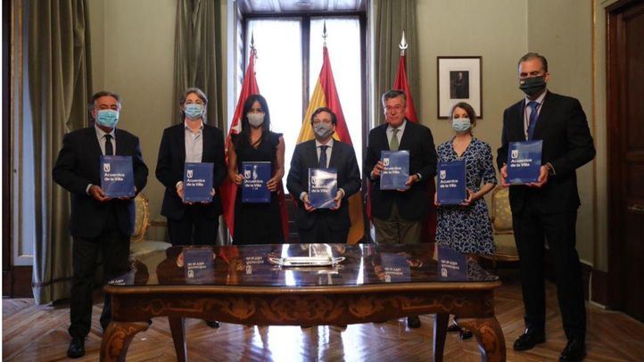 Los representantes de los diferentes partidos políticos en el Ayuntamiento de Madrid tras la firma de los Pactos