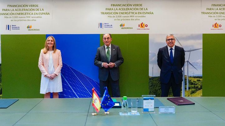 De izquierda a derecha, Emma Navarro, vicepresidenta del BEI; Ignacio Galán, presidente de Iberdrola, y el presidente del ICO, José Carlos García de Quevedo