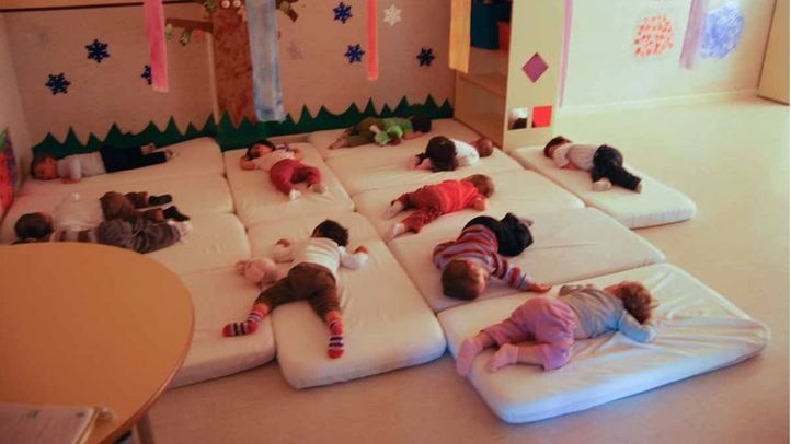 Niños durmiendo la siesta en una guardería