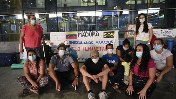 Venezolanos en la T4 de Barajas exigen poder regresar a su país.