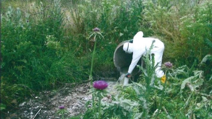 Agentes del Seprona realizan un muestro en un vertido ilegal de aguas fecales al río Manzanares en Getafe.