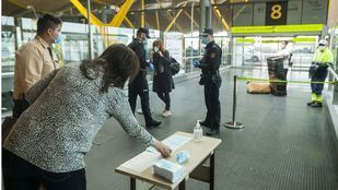 Sanidad exterior detecta, por primera vez, dos casos de Covid en Barajas