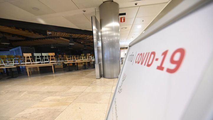 Cartel de información sobre la Covid en Barajas