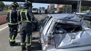 Vuelca un coche en la M-30 y varias personas le dan la vuelta