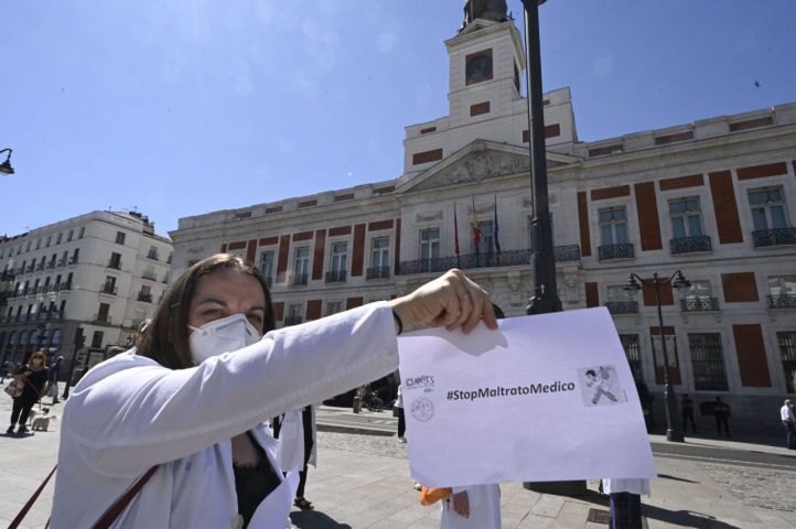 Concentración de médicos en Sol en homenaje a las víctimas del virus y para pedir el fin de la precarización del colectivo.