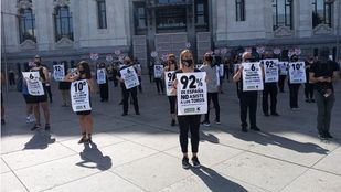 Animalistas se manifiestan en Cibeles para pedir el cese de subvenciones para la tauromaquia