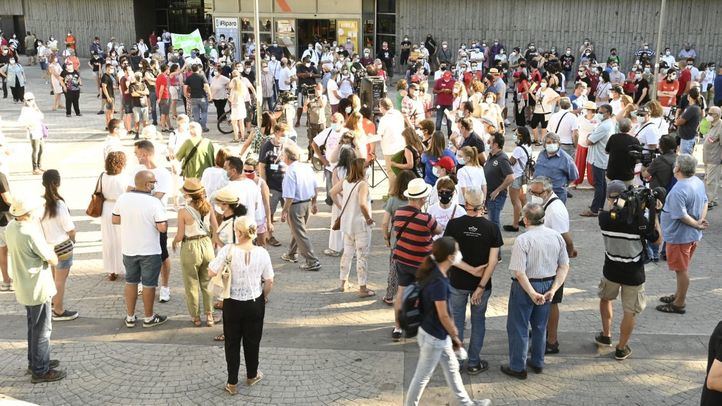 Asociaciones, vecinos y sindicatos protestan por la Sanidad Pública