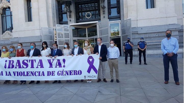 El portavoz de Vox en el Ayuntamiento, Javier Ortega Smith, separado de la pancarta contra la violencia de género que portan el alcalde, José Luis Martínez-Almeida, la vicealcaldesa de Madrid, el portavoz del PSOE, Pepu Hernández, entre otros.