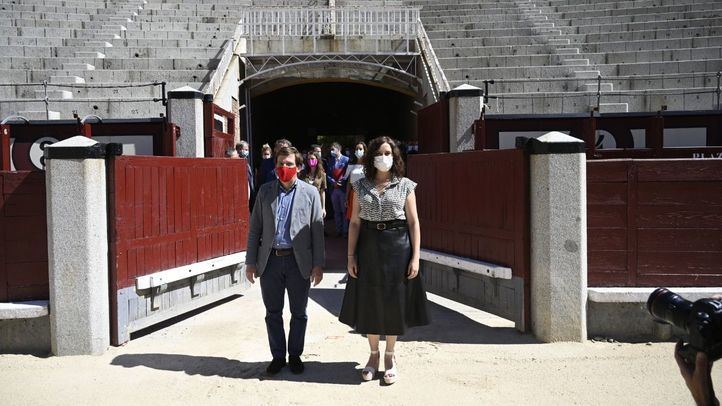 La presidenta de la Comunidad de Madrid, Isabel Díaz Ayuso, y el alcalde de Madrid, José Luis Martínez Almeida, en la plaza de toros de Las Ventas
