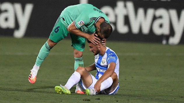 Nacho del Real Madrid consuela a Óscar del Leganés, canterano blanco