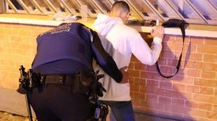 Detenido por agredir con manotazos y patadas a varios indigentes y policías