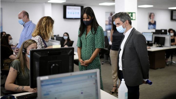 La vicealcaldesa de Madrid, Begoña Villacís, y el delegado del Área de Familias, Igualdad y Bienestar Social, Pepe Aniorte, visitan un centro de atención telefónica del Servicio de Teleasistencia Domiciliaria Atenzia