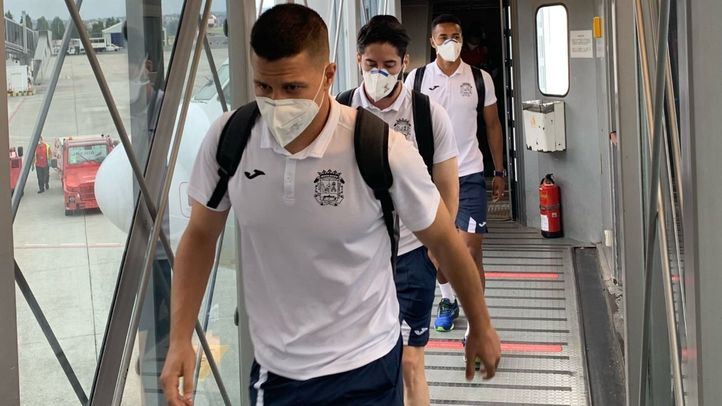 Jugadores del CF Fuenlabrada en la expedición del equipo madrileño a A Coruña, para jugar contra el Deportivo en LaLiga SmartBank