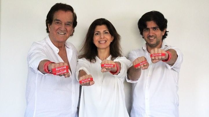 Manuel de la Calva y sus hijos Daniel y Victoria con la pulsera.