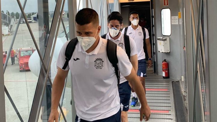 Jugadores del CF Fuenlabrada en la expedición del equipo madrileño a A Coruña, para jugar contra el Deportivo en LaLiga SmartBank
