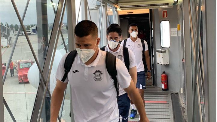 Jugadores del CF Fuenlabrada en la expedición del equipo madrileño a A Coruña.