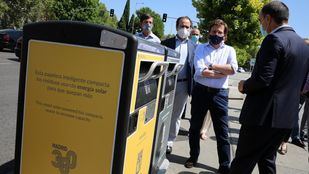 Madrid estrena papeleras inteligentes que funcionan con energía solar