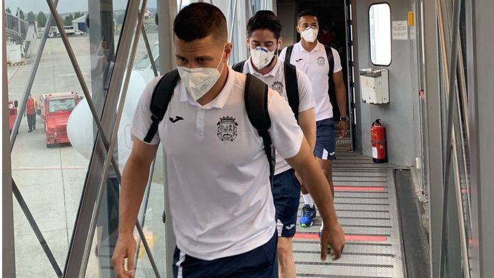 Jugadores del CF Fuenlabrada en la expedición del equipo madrileño a A Coruña, para jugar contra el Deportivo en LaLiga SmartBank