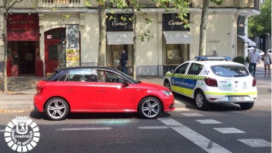 El coche en el que dejaron al bebé solo en la calle Serrano.