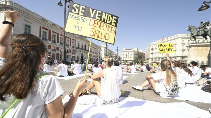 Los médicos residentes manifestándose en la Puerta del Sol.