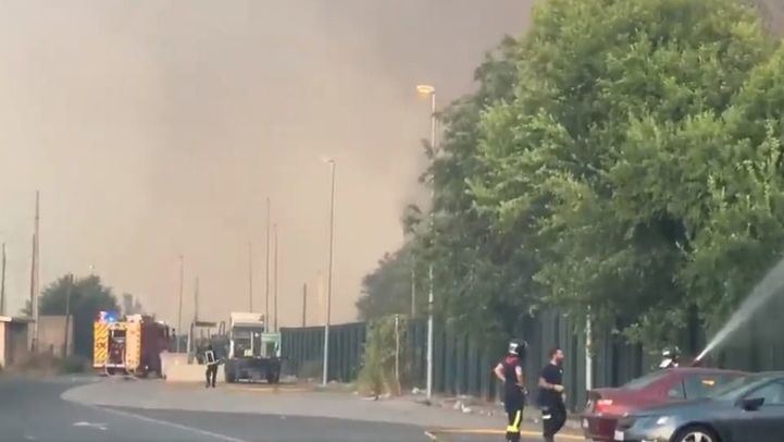 Incendio en Villaverde: el fuego se extiende a una zona de pasto