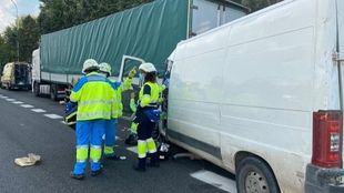 Dos heridos graves tras el choque de una furgoneta contra un camión en la A-4