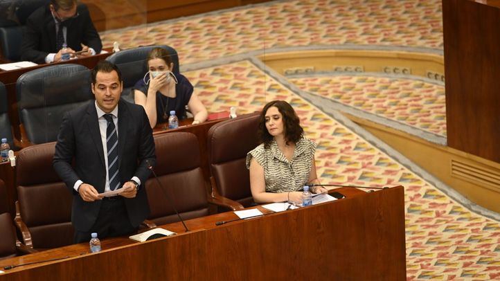Ayuso y Aguado durante un pleno en la Asamblea de Madrid