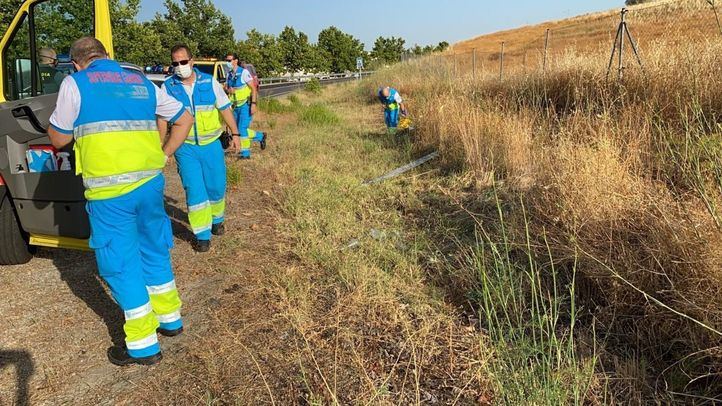 Efectivos del SUMMA 112 en la cuneta de la localidad de El Álamo donde se localizaron los cadáveres de una pareja joven.