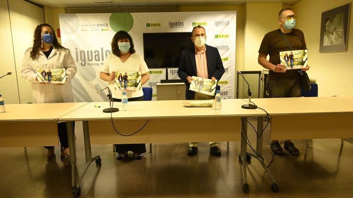 De izquierda a derecha: Estefanía Centeno, trabajadora de Ilunión en Fuenlabrada, Teresa Rodríguez, delegada territorial en Madrid de la Fundación ONCE, Luis Natalio, Delegado de la Fundación, y José María Rodríguez Ramos, un vendedor de la ONCE