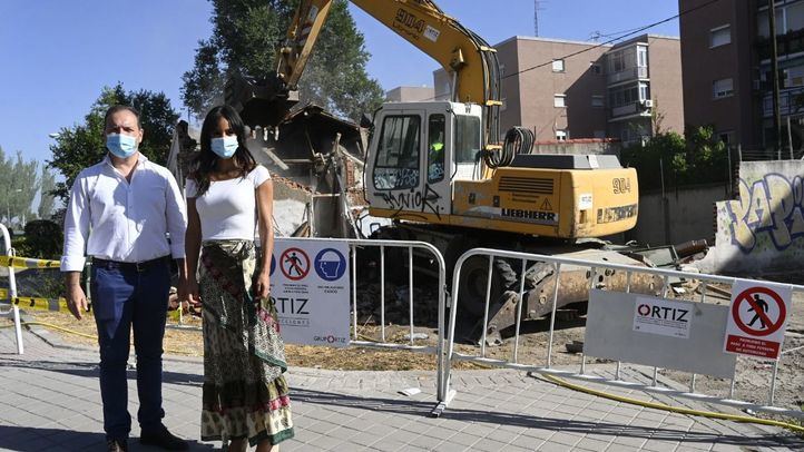 Villacís y Fuentes en los trabajos de demolición de una casa en la carretera de Carabanchel.