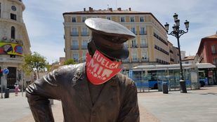 Los MIR decoran con mascarillas las estatuas en su cuarto lunes de huelga