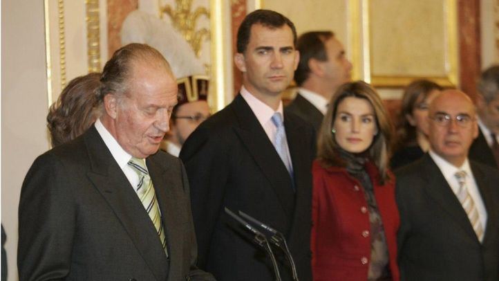 El Rey Juan Carlos junto a Felipe VI y Doña Letizia