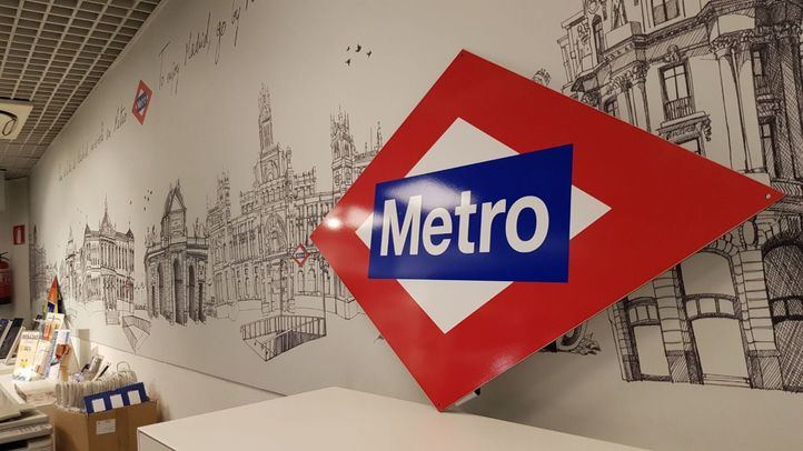 El icónico rombo de Metro de Madrid a tamaño real se puede adquirir desde este lunes en la estaciones de Sol y Chamartín.