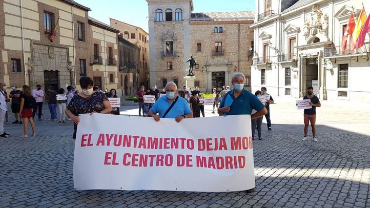 Hosteleros de Madrid se concentran en la Plaza de la Villa.