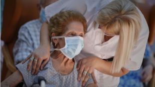 Un estudio detecta anticuerpos en el 61% de los mayores en residencias