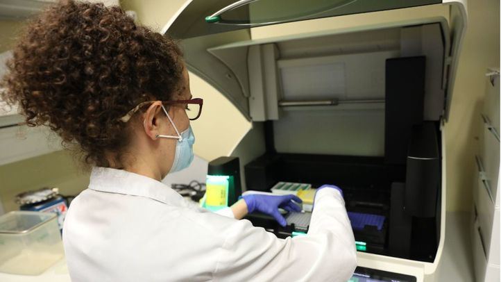 Una bióloga del Centro de Biología Molecular Severo Ochoa en el Campus de Cantoblanco de la Universidad Autónoma trabaja con un PCR digital.