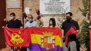 Homenaje a las 13 Rosas en el cementerio de la Almudena