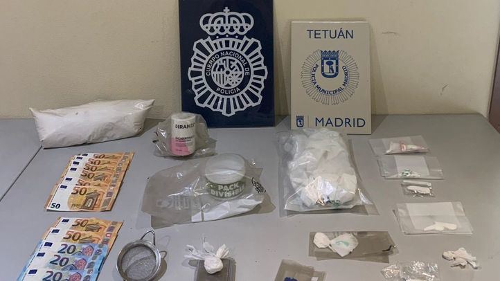 Droga y dinero requisados en el narcopiso.