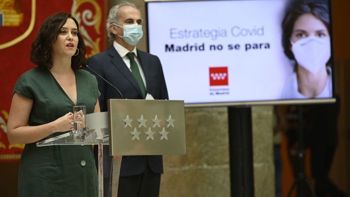 La presidenta de la Comunidad de Madrid, Isabel Díaz Ayuso, junto al consejero de Sanidad, Enrique Ruiz Escudero
