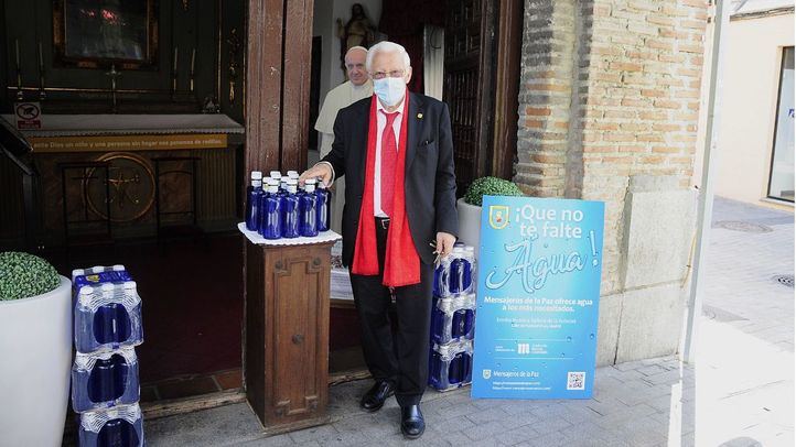 El Padre Angel, junto a Mahou-San Miguel, reparten botellas de agua en la hermita Virgen de la Soledad