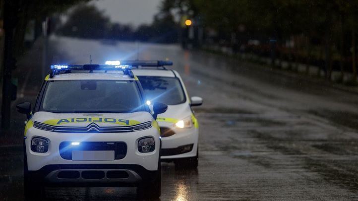 Dos coches de policía patrullan en un control de un punto de Alcorcón.