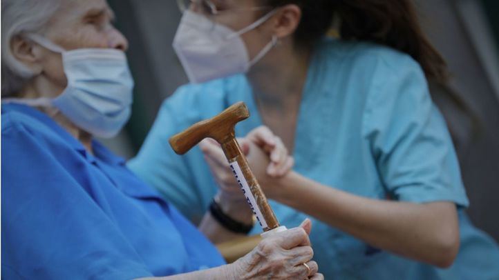 Una sanitaria y una usuaria en una residencia de mayores.