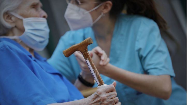 Madrid estudia medidas más restrictivas en residencias