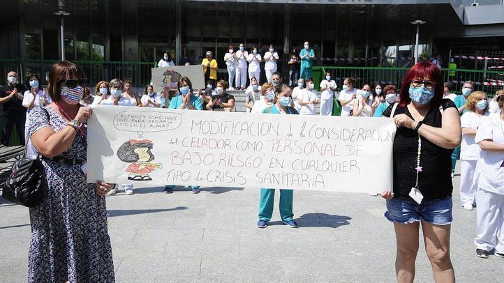 El colectivo de celadores se concentra frente al hospital 12 de octubre.