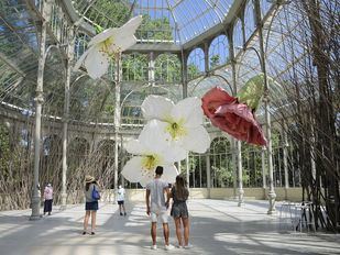 Flores gigantes y aves embellecen el Palacio de Cristal