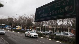 Cae un árbol en Arturo Soria que obliga a cortar la calle